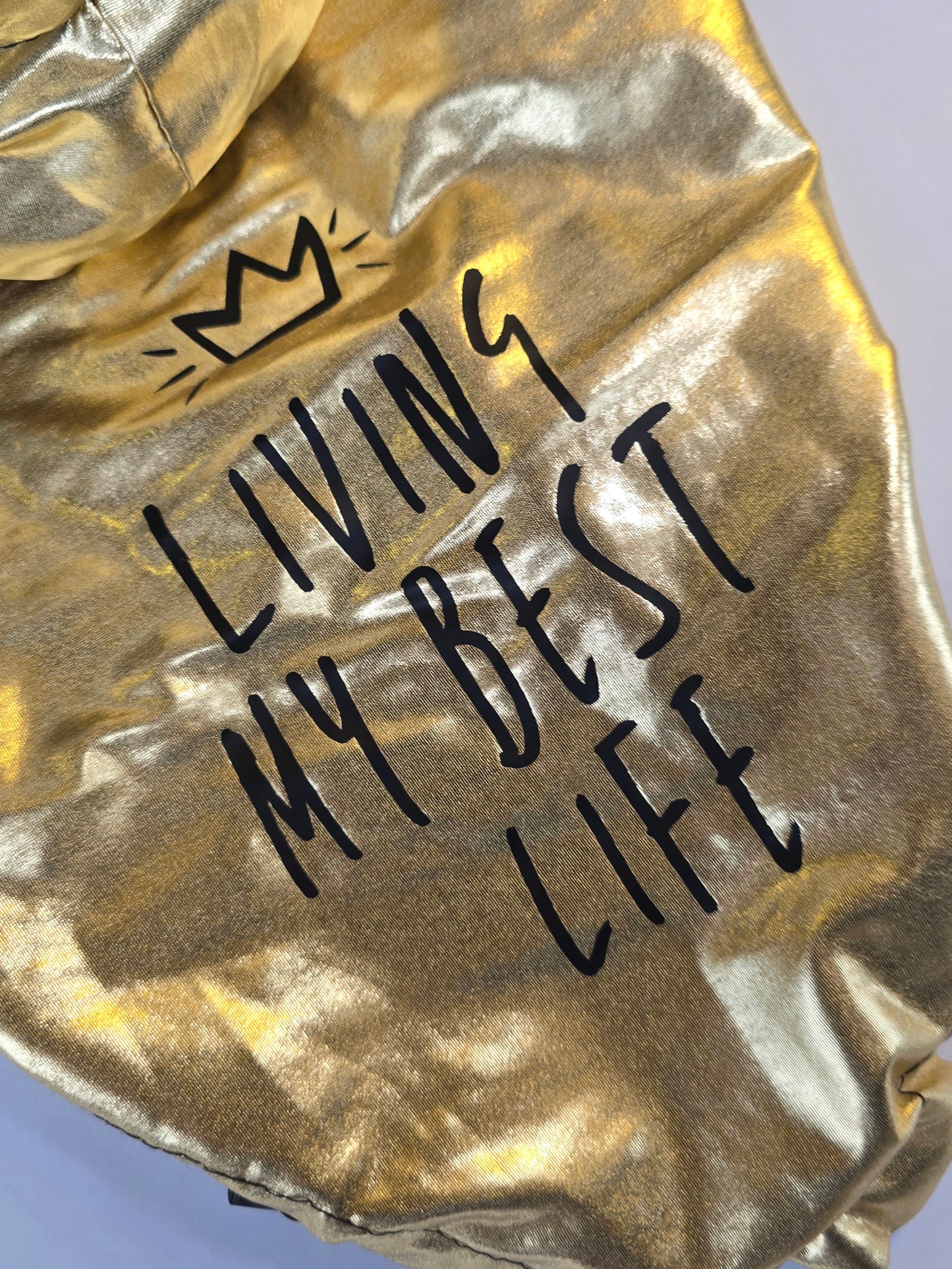 ✨ Chamarra dorada repelente "Living My Best Life"