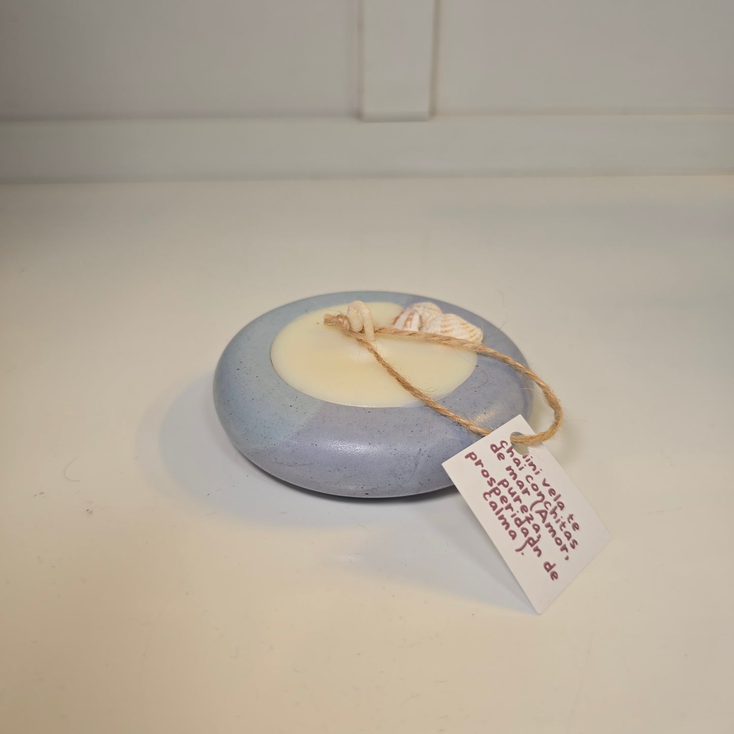 Vela Mini con Base de Concreto y Conchitas de Mar (Amor, Pureza y Prosperidad)