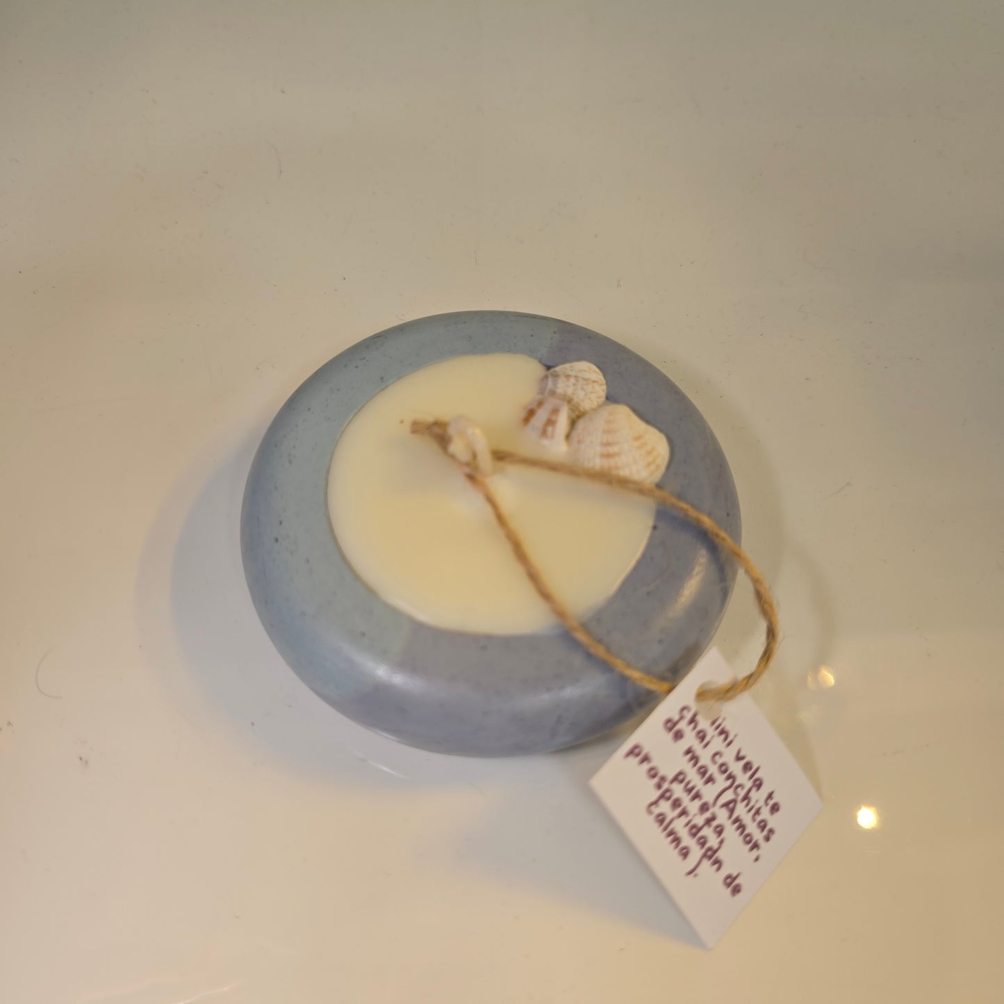 Vela Mini con Base de Concreto y Conchitas de Mar (Amor, Pureza y Prosperidad)