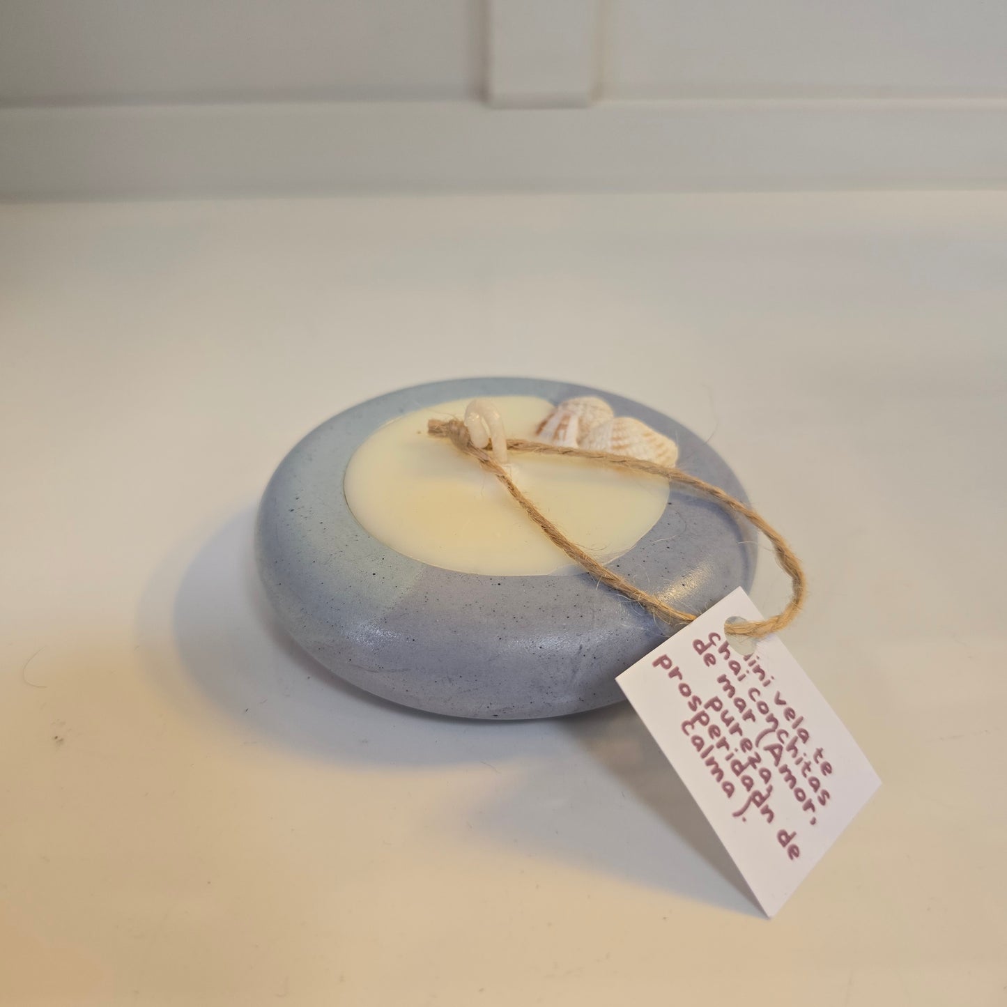 Vela Mini con Base de Concreto y Conchitas de Mar (Amor, Pureza y Prosperidad)