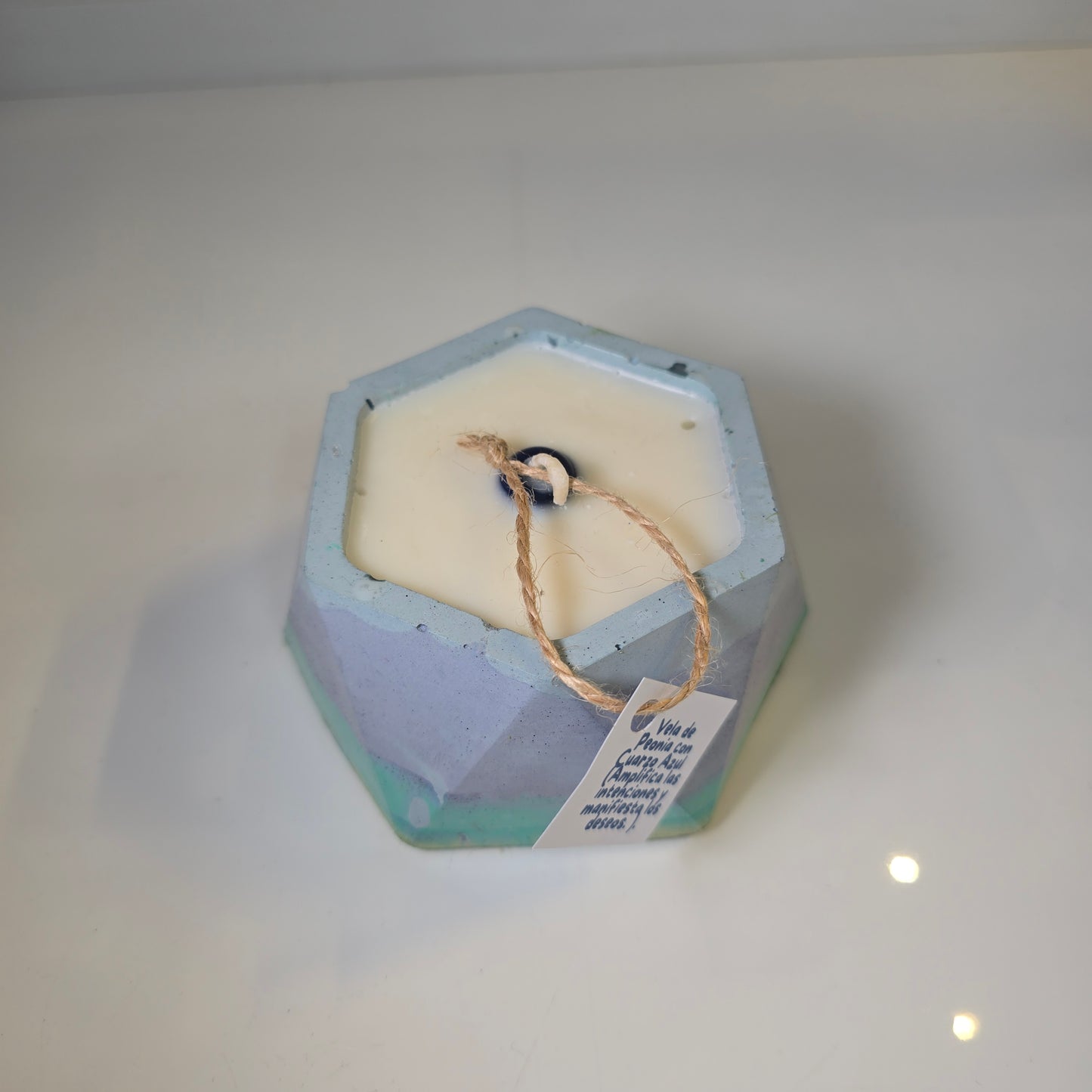 Vela Hexagonal Peonia con Cuarzo Azul