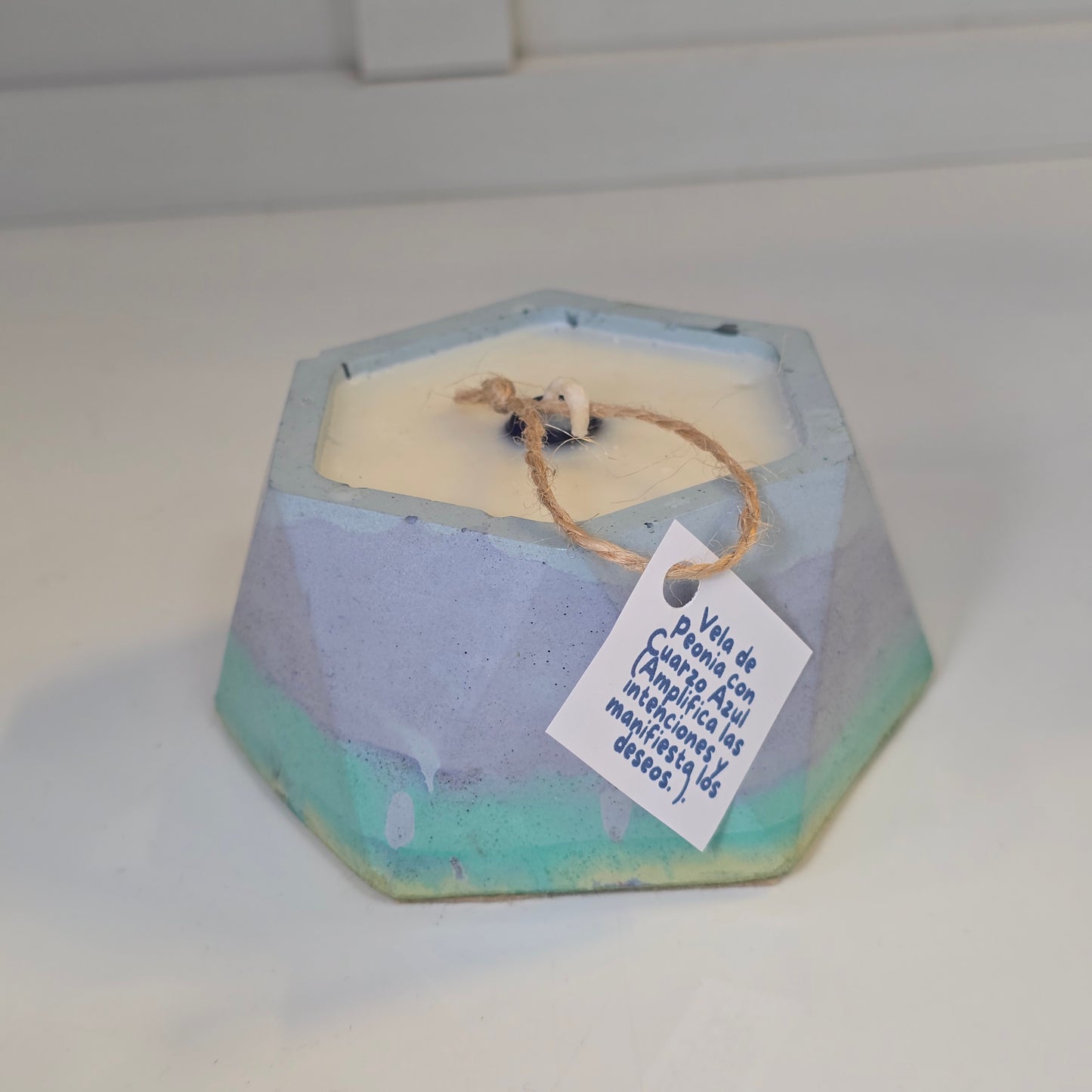 Vela Hexagonal Peonia con Cuarzo Azul