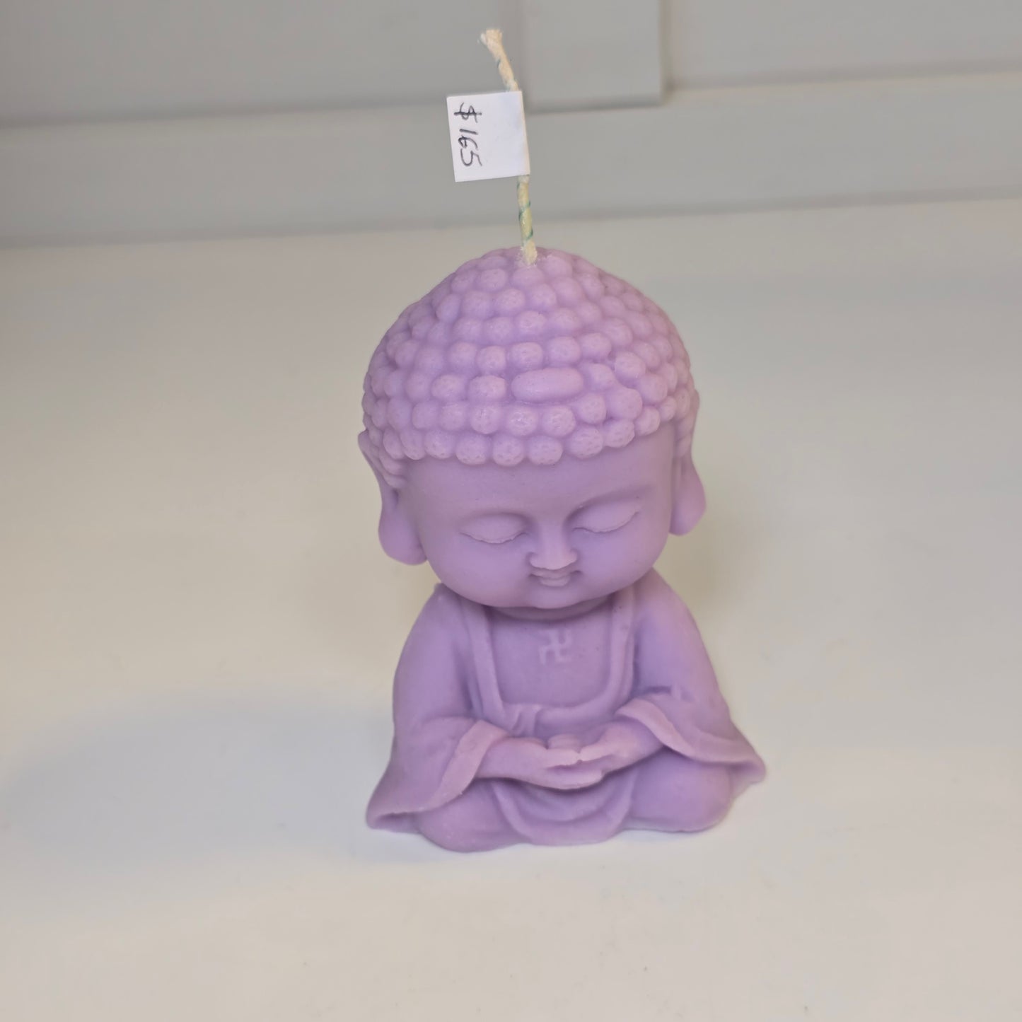 🙏 Vela Buda – Con manos en mudra - Lila
