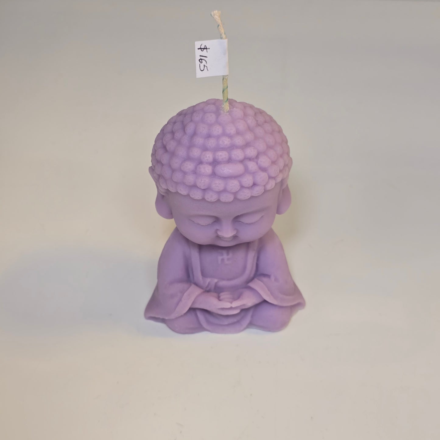 🙏 Vela Buda – Con manos en mudra - Lila