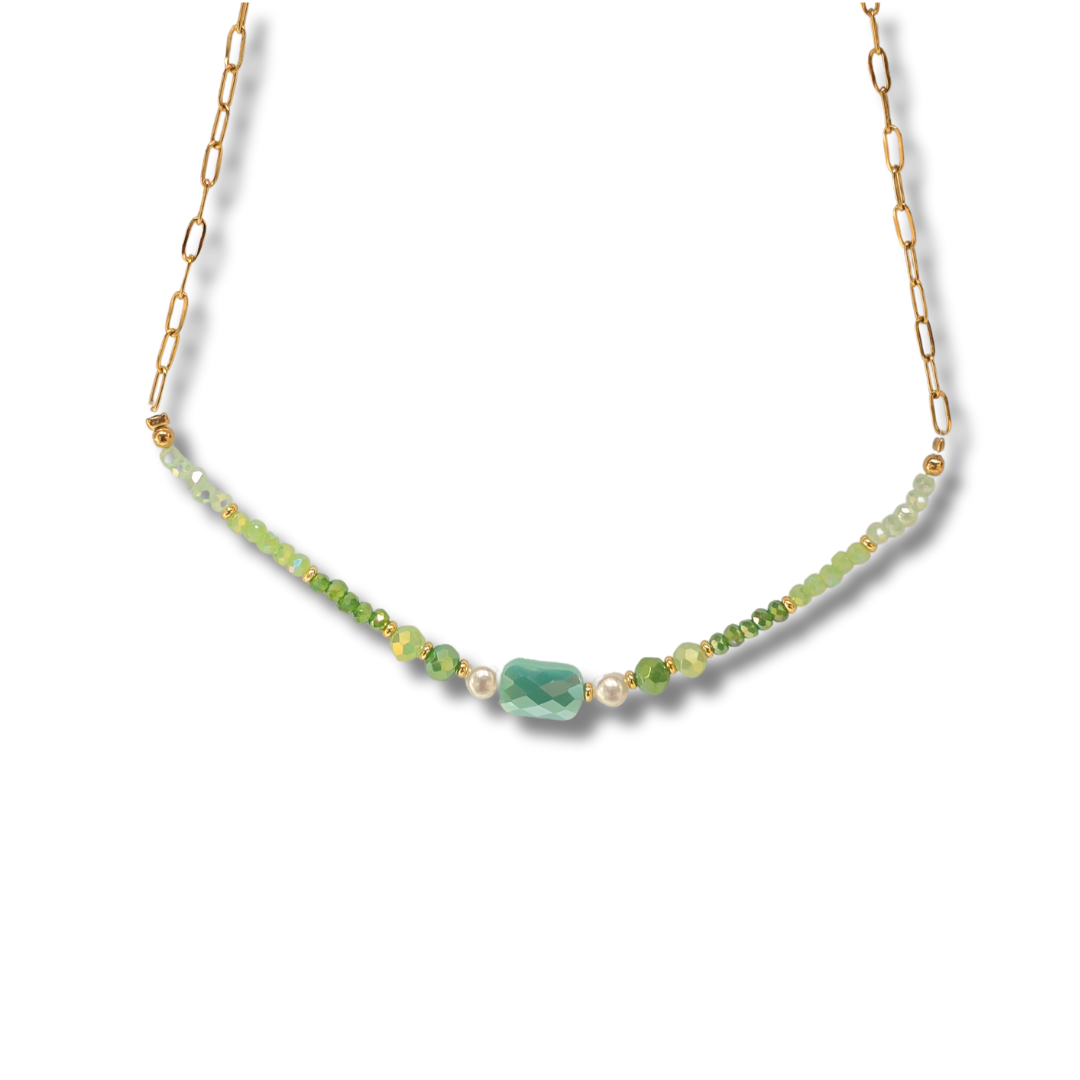 Collar verde con centro facetado