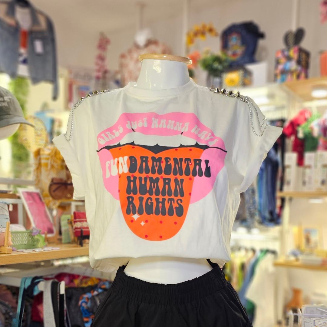 Playera "Fundamental Human Rights" con Detalles en Hombros - Unitalla