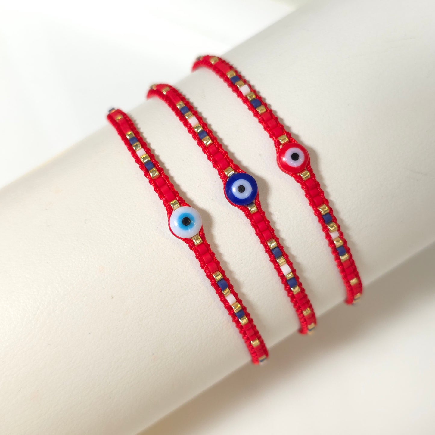 Pulsera hilo con ojo tejida con chakiras