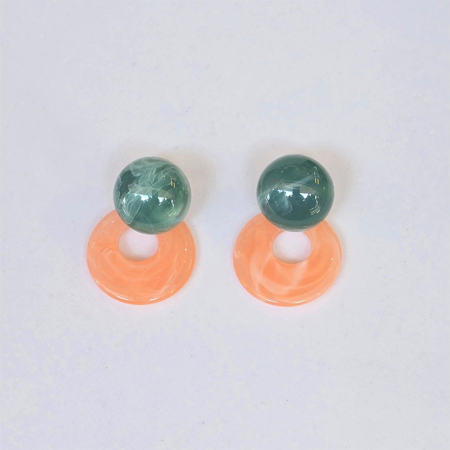 Aretes acrílicos – Esferas verde jade y aros coral