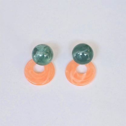 Aretes acrílicos – Esferas verde jade y aros coral