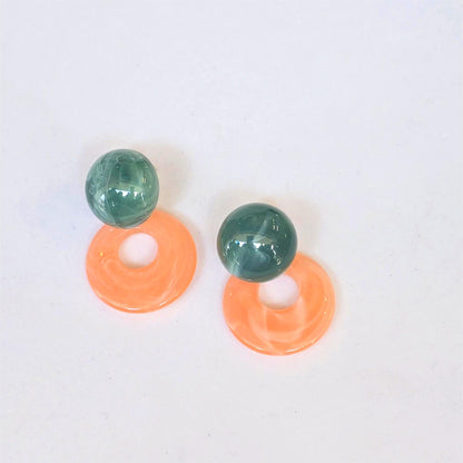 Aretes acrílicos – Esferas verde jade y aros coral