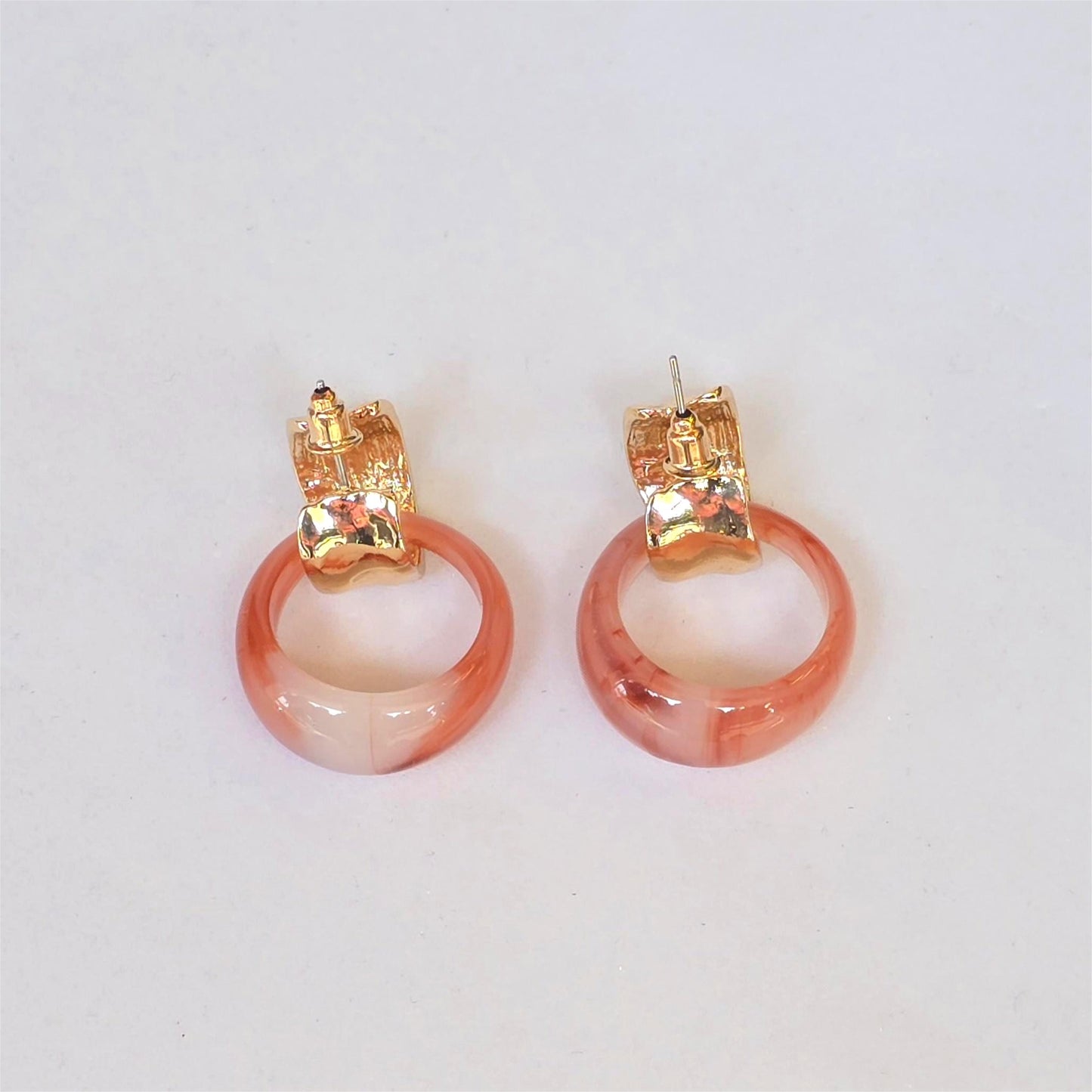 Aretes desmontables dúo – Coral mármol & dorado