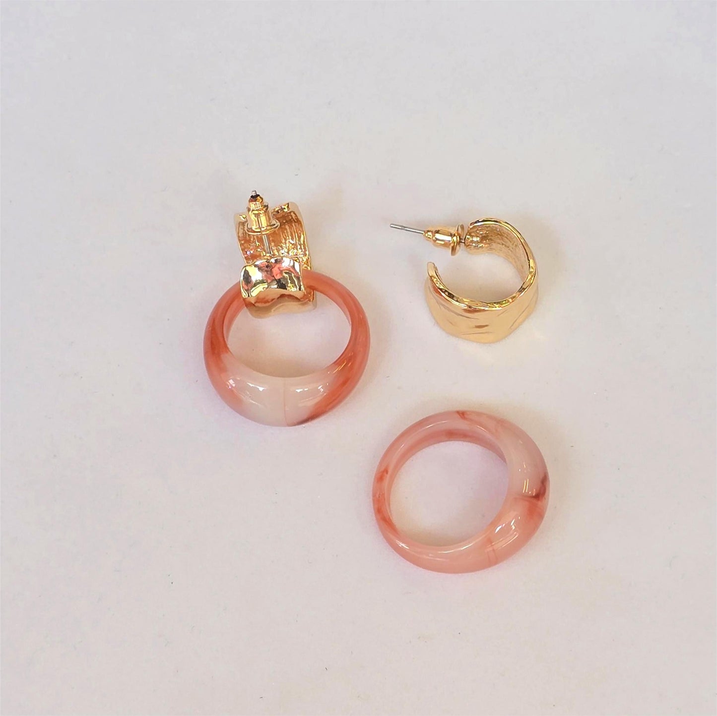 Aretes desmontables dúo – Coral mármol & dorado