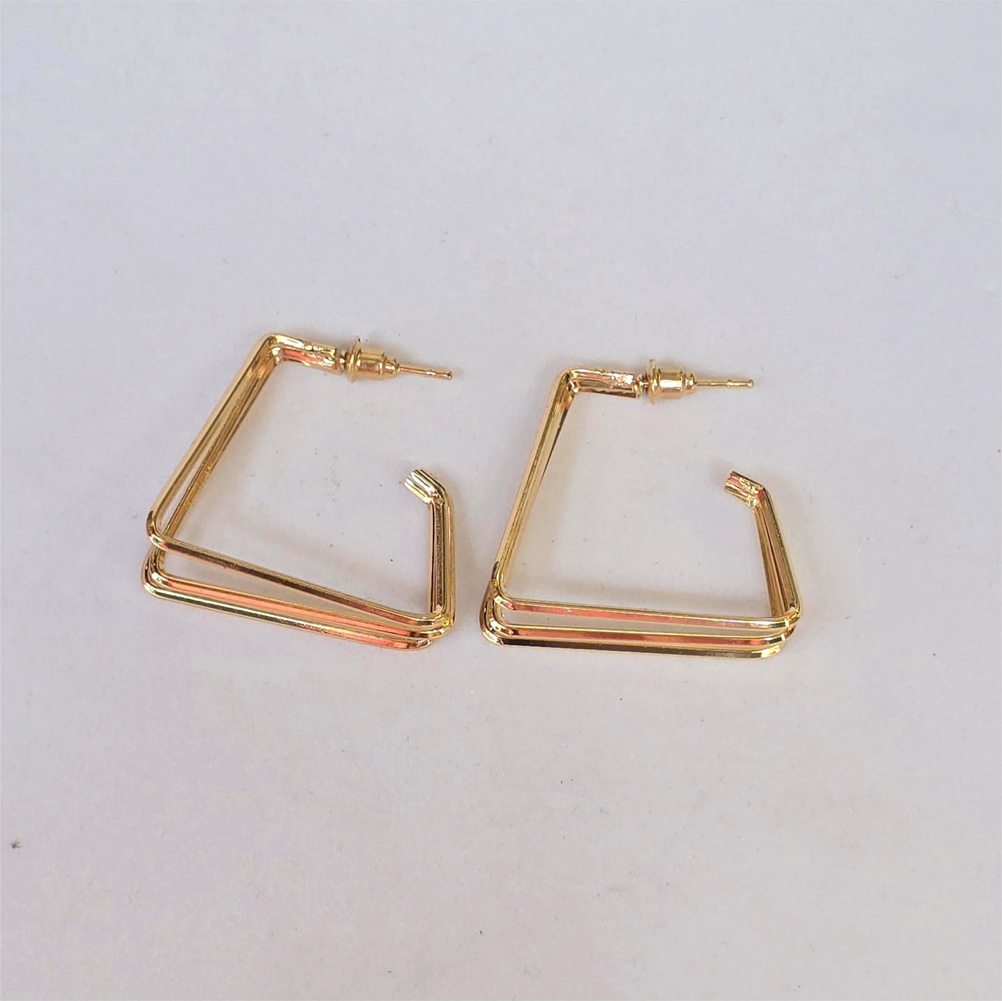 Aretes geométricos – Triángulo dorado doble línea