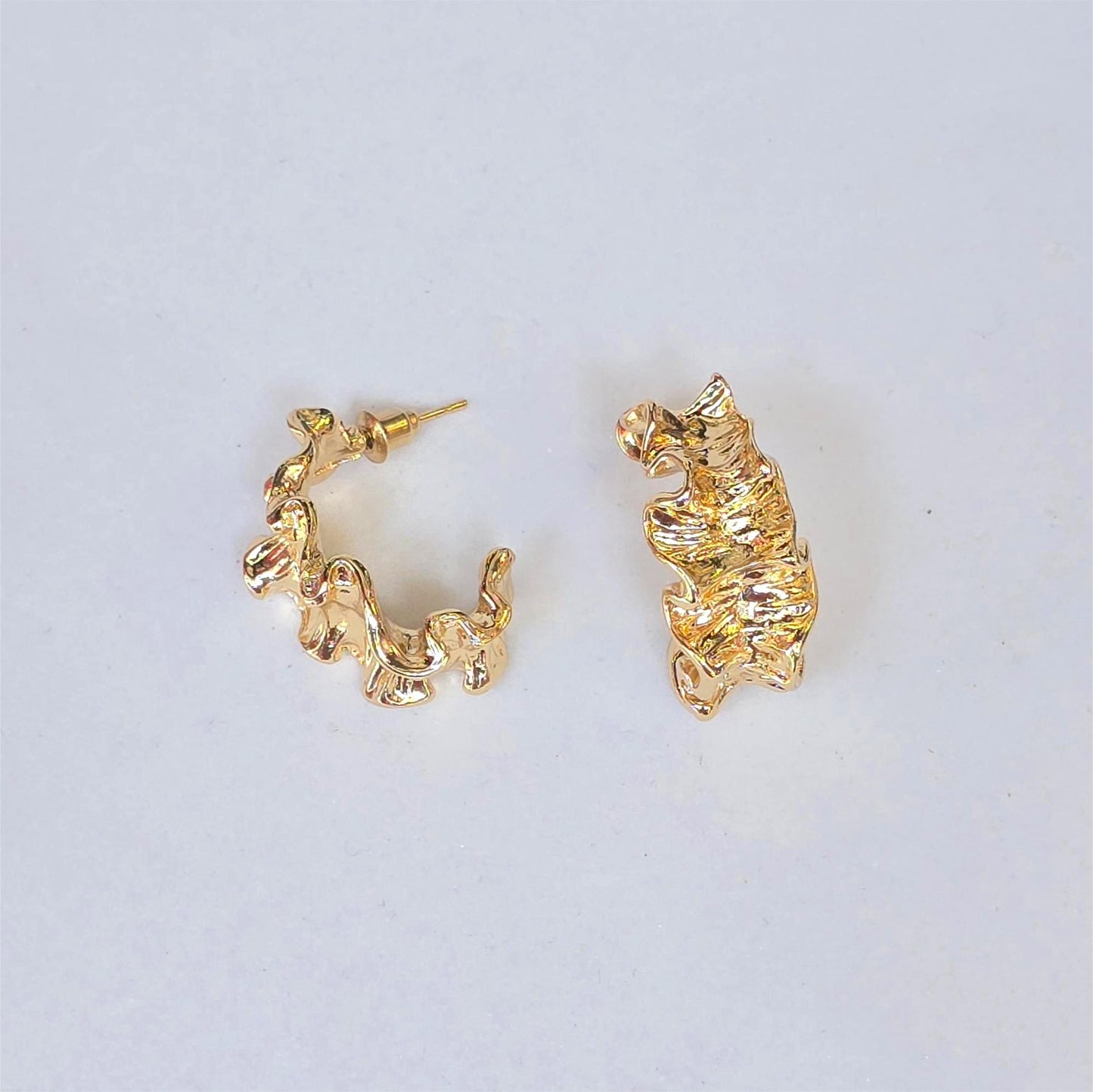 Aretes metálicos – Dorado escultural en curva