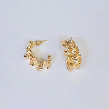 Aretes metálicos – Dorado escultural en curva