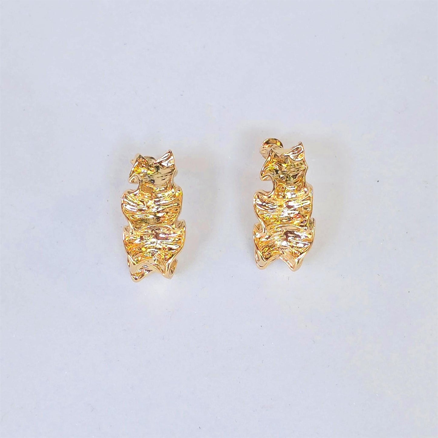Aretes metálicos – Dorado escultural en curva
