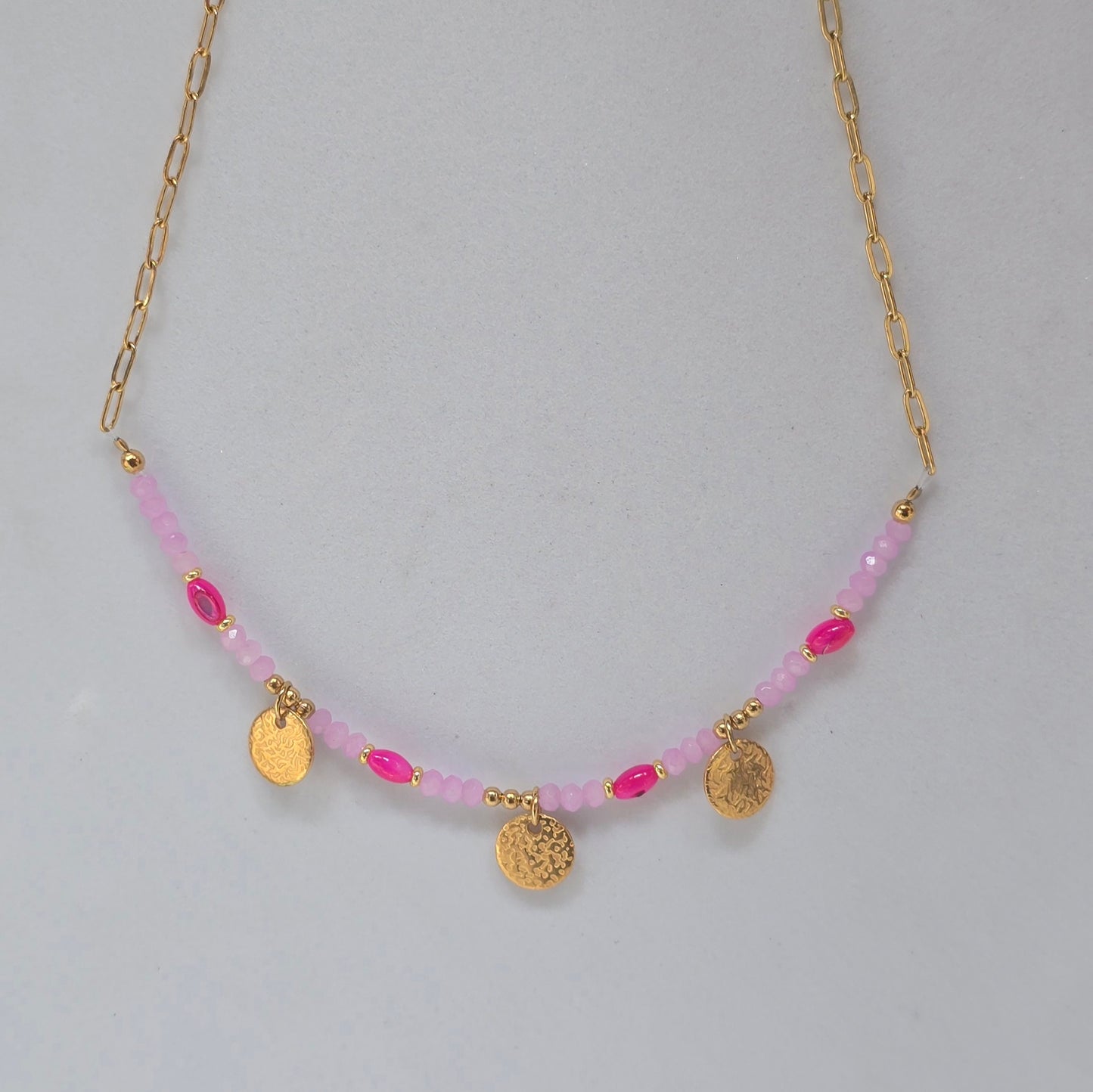 Collar rosa con charms dorados 💕