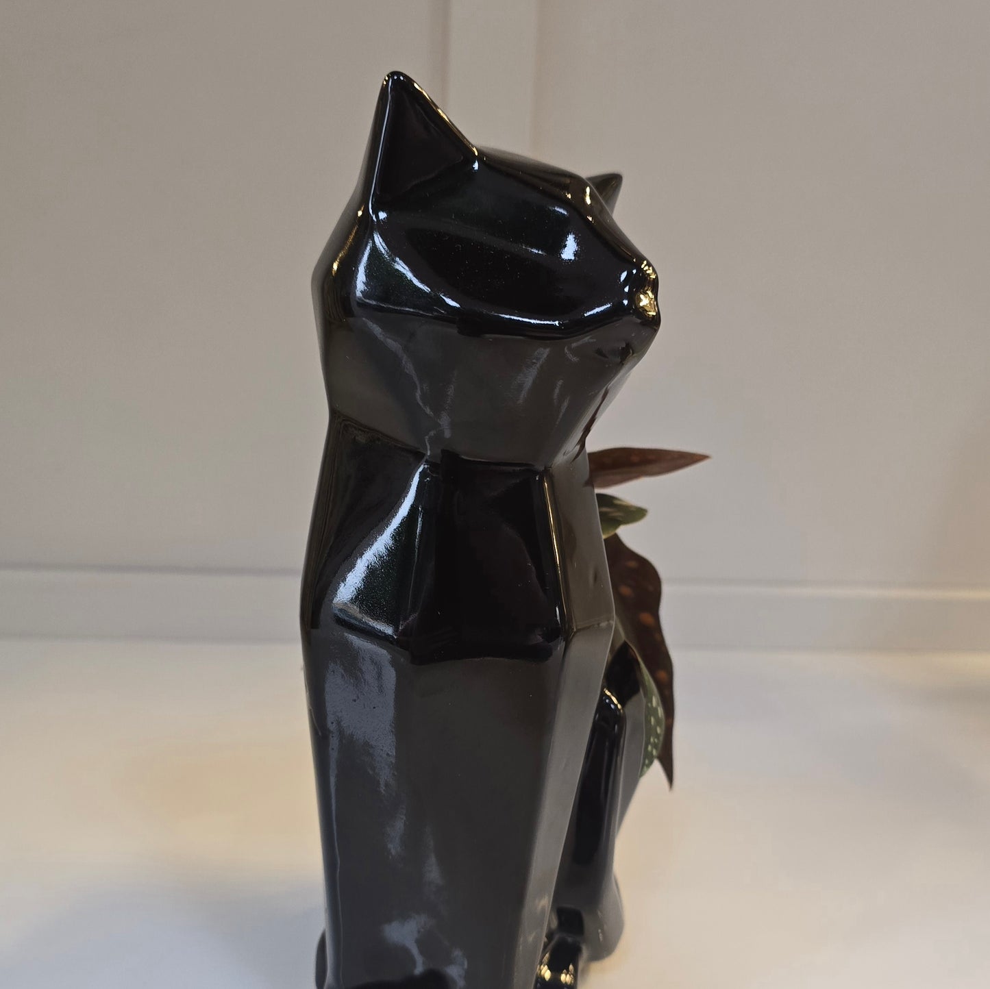🐱 Maceta Gato Geométrico – Negro Brillante