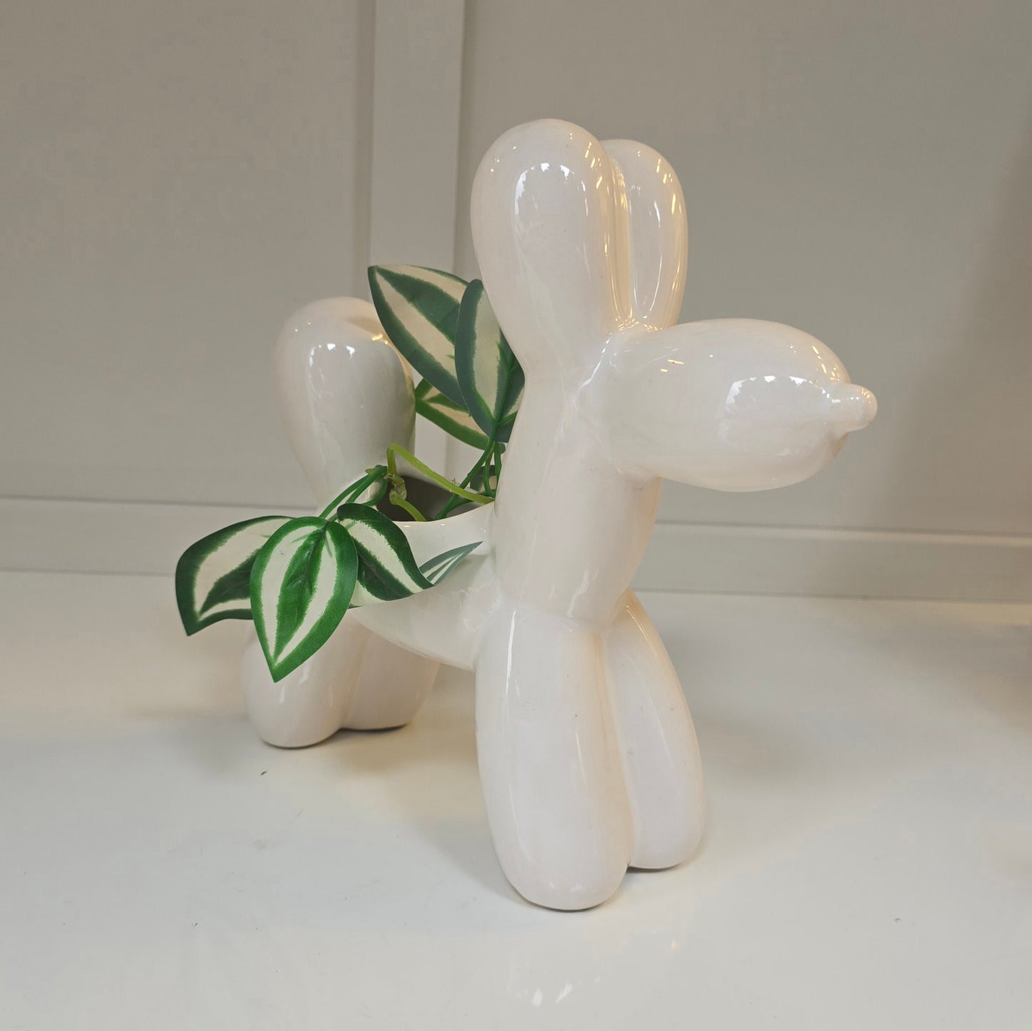🎈 Maceta Perrito Globo – Blanco Brillante