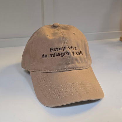 ☕ Gorra “Estoy viva de milagro y café”