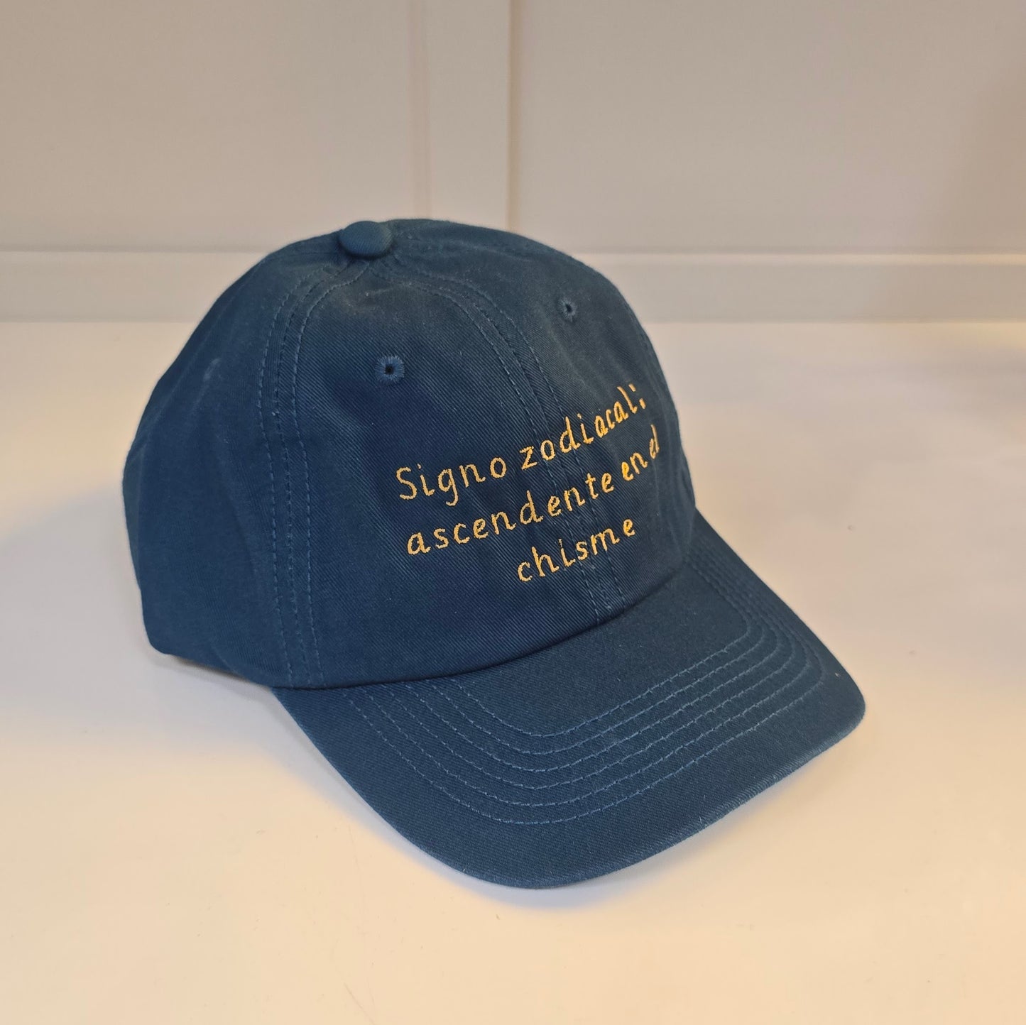 ✨ Gorra “Signo zodiacal: ascendente en el chisme”