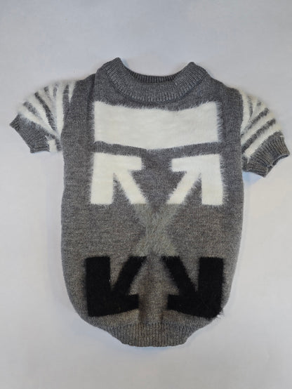 ➡️ Suéter gris con flechas (estilo streetwear)