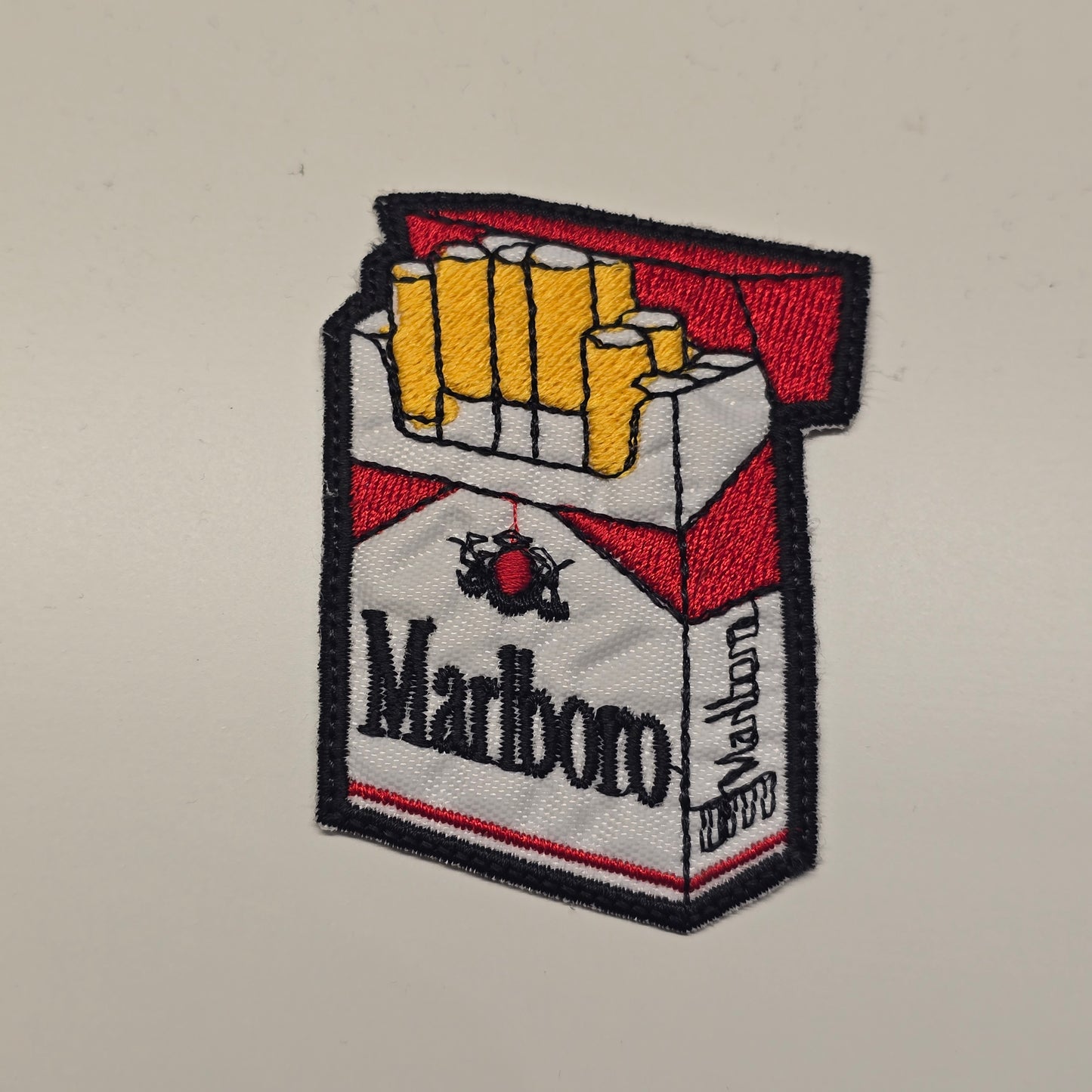 🚬 Parche “Marlboro estilo pop”