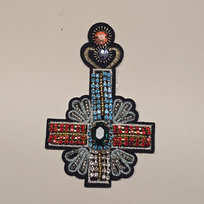✨ Parche cruz bordada con pedrería