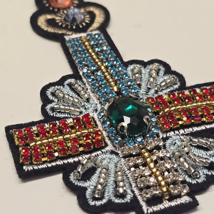 ✨ Parche cruz bordada con pedrería