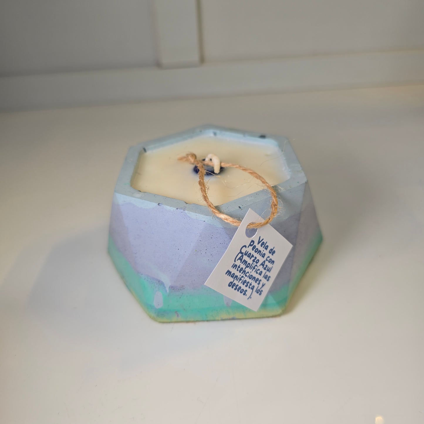 Vela Hexagonal Peonia con Cuarzo Azul