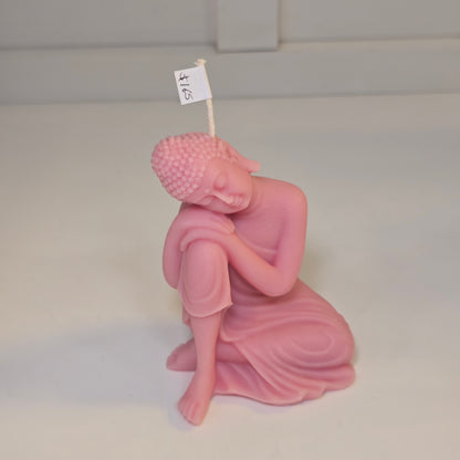 🧘‍♀️ Vela Buda – Postura relajada - Rosa