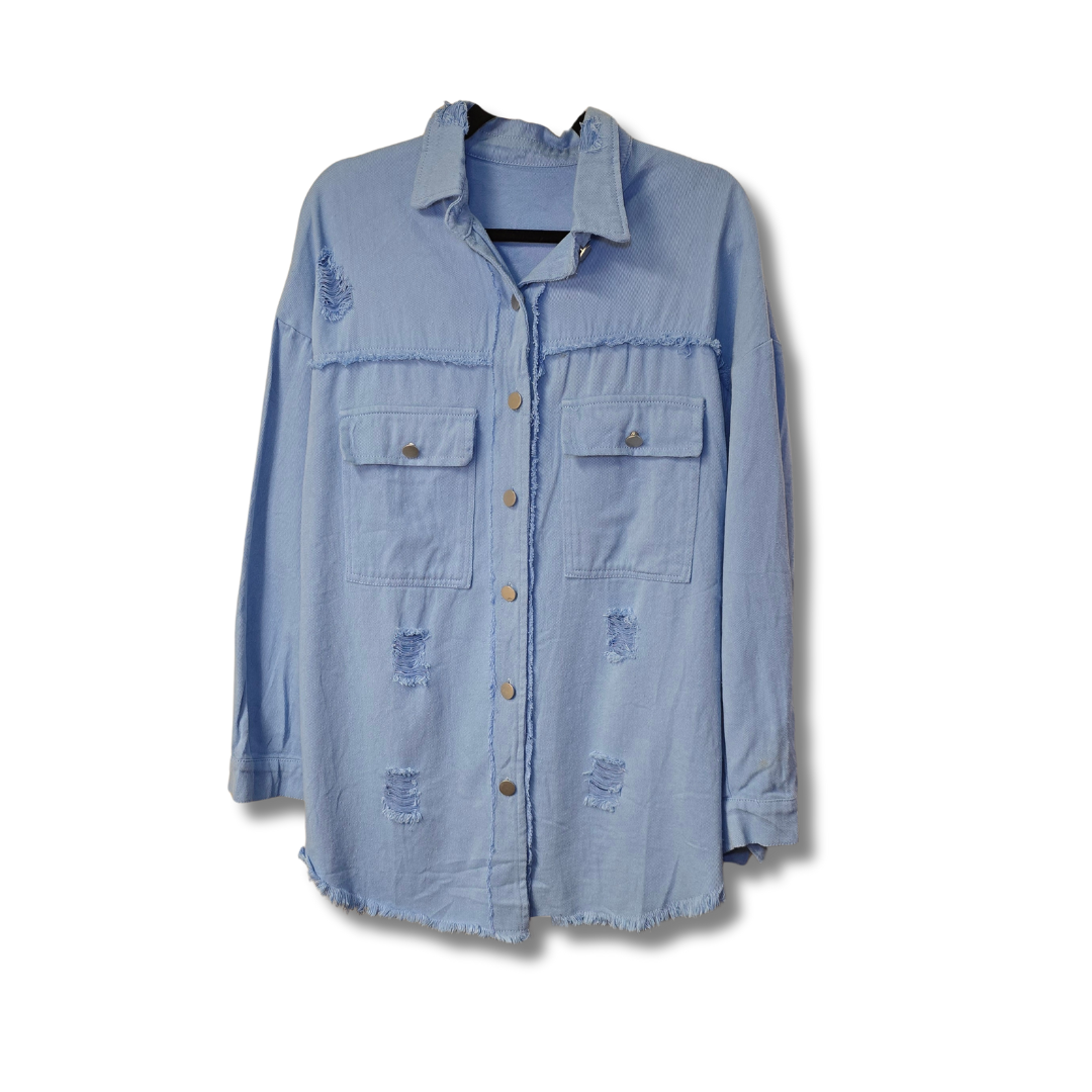 Sobrecamisa de mezclilla celeste con efecto deslavado y roturas