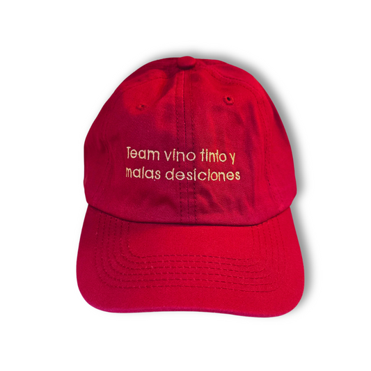 🍷 Gorra vino – “Team vino tinto y malas decisiones”