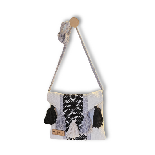 Cross Body Artesanal de Oaxaca Blanca con negro