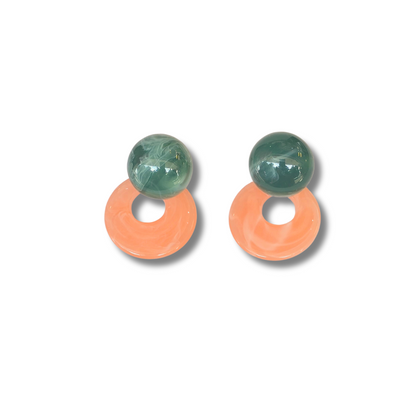 Aretes acrílicos – Esferas verde jade y aros coral