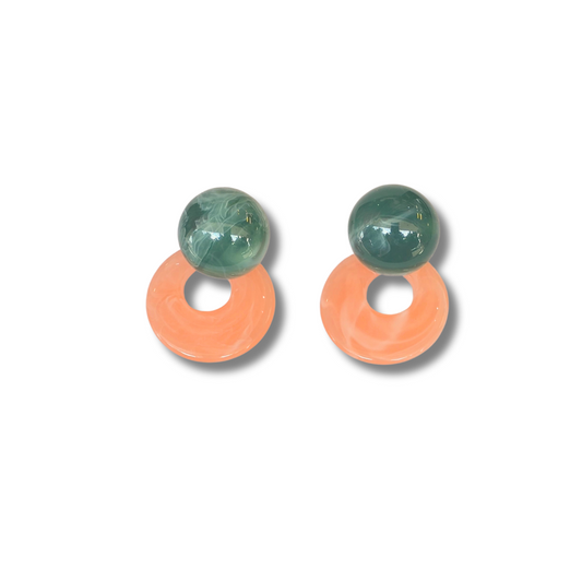Aretes acrílicos – Esferas verde jade y aros coral