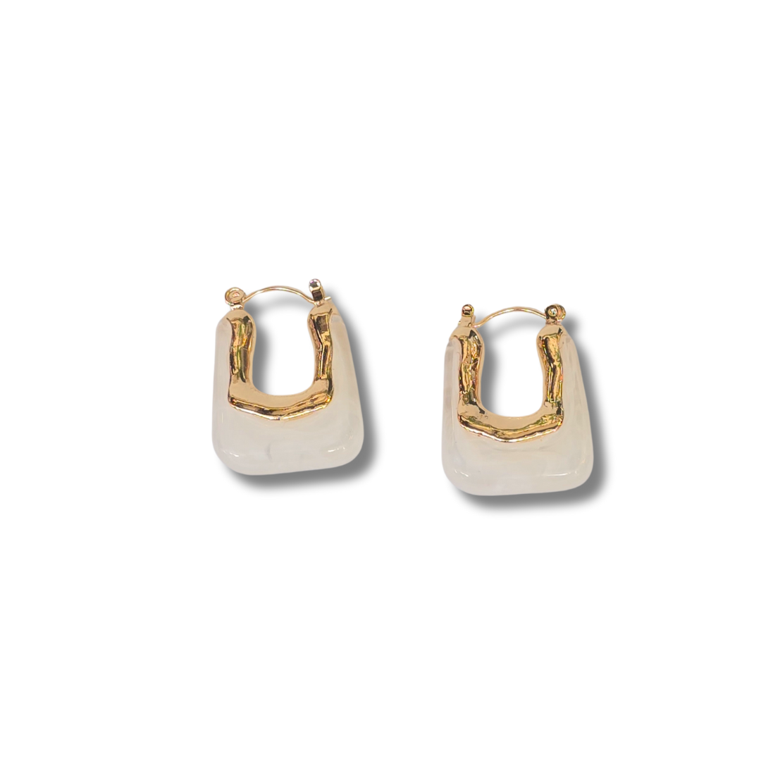 Aretes en U – Blanco mármol & dorado orgánico
