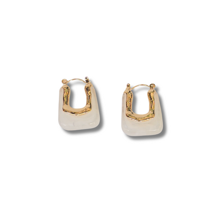Aretes en U – Blanco mármol & dorado orgánico