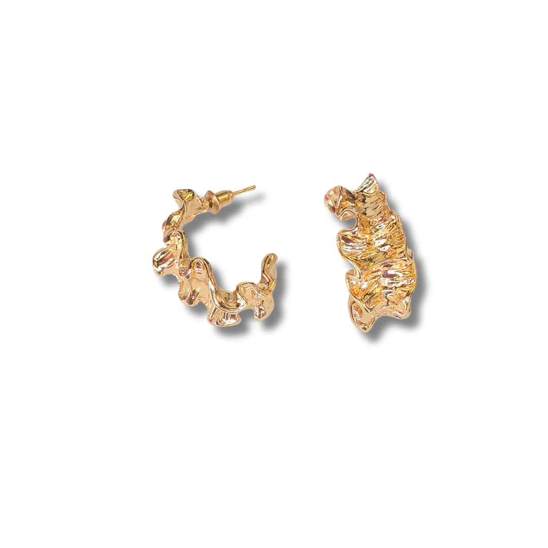Aretes metálicos – Dorado escultural en curva
