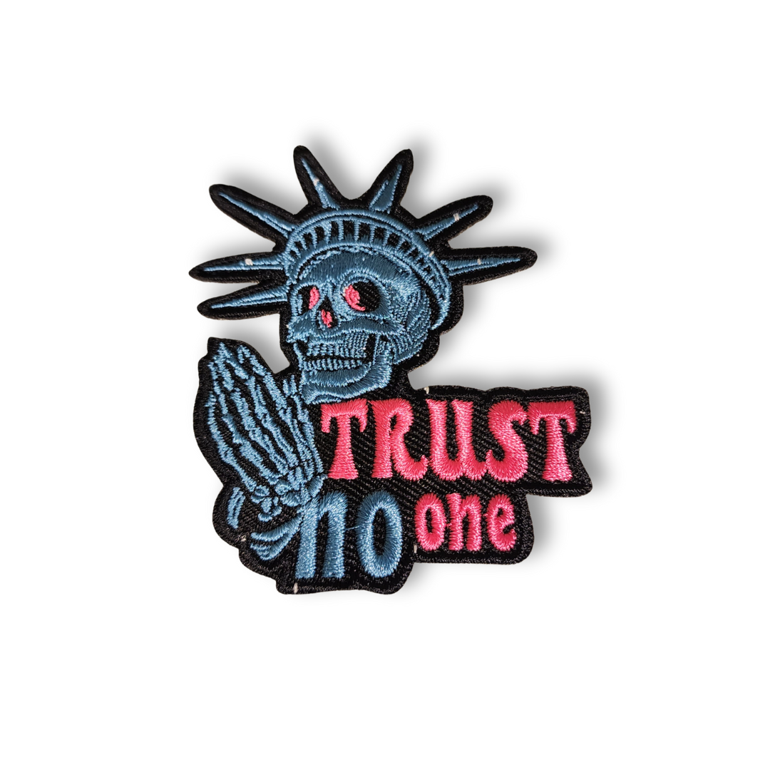 Parche bordado “Trust No One”