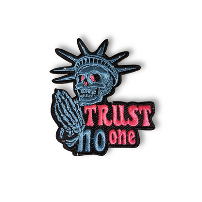 Parche bordado “Trust No One”