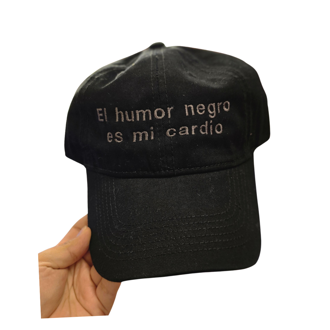 🖤 Gorra – “El humor negro es mi cardio”